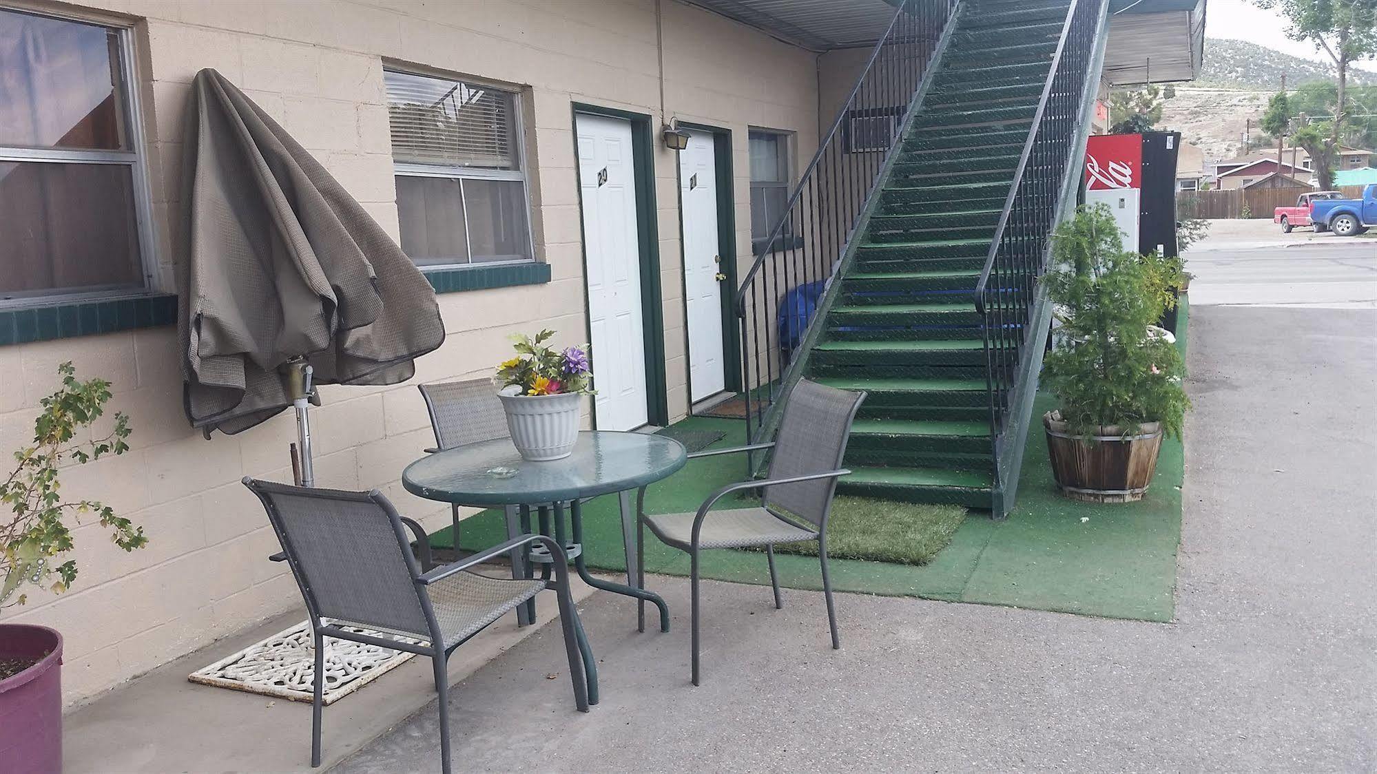 White Pine Motel Эли Экстерьер фото